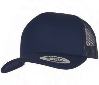 Ένα μπλε καπέλο φορτηγατζή με διχτυωτή πλάτη σε λευκό φόντο.