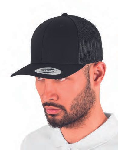 Ένας άντρας με γενειάδα φοράει ένα μαύρο καπέλο φορτηγατζή.