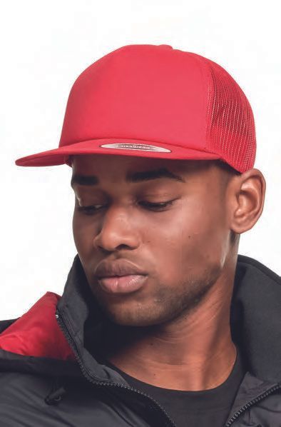 Ένας άντρας που φοράει κόκκινο καπέλο και μαύρο σακάκι