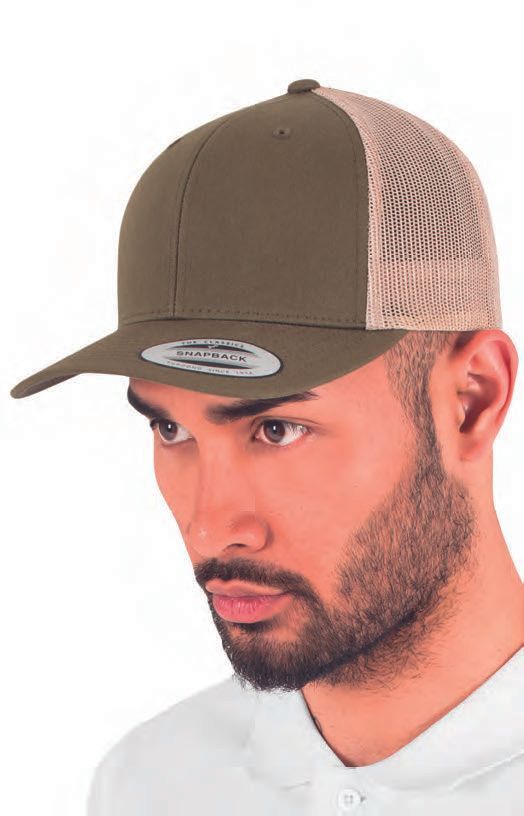 Ένας άντρας με γενειάδα φοράει καπέλο του μπέιζμπολ.