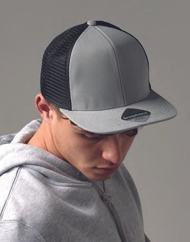 Ένας άντρας που φοράει γκρι καπέλο φορτηγατζή και γκρι φούτερ με κουκούλα.