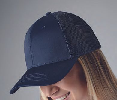 Μια γυναίκα φοράει ένα μπλε καπέλο του μπέιζμπολ και χαμογελάει.