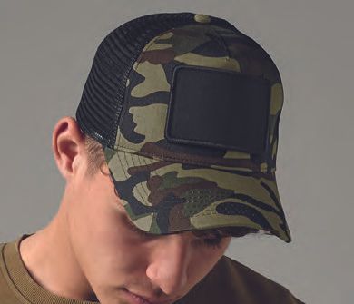 Ένας άντρας που φορούσε ένα καπέλο του μπέιζμπολ παραλλαγής με ένα μαύρο έμπλαστρο στο πίσω μέρος.