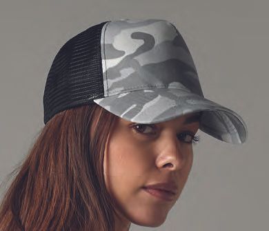 Μια γυναίκα φοράει ένα καπέλο παραλλαγής του μπέιζμπολ.