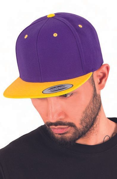 Ένας άντρας που φοράει ένα μωβ και κίτρινο καπέλο του μπέιζμπολ