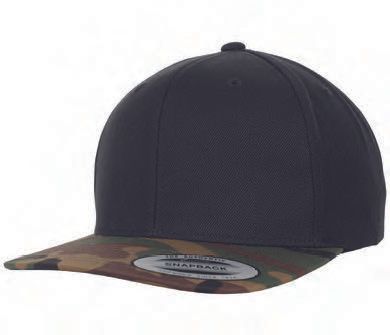 Ένα μαύρο καπέλο του μπέιζμπολ με γείσο παραλλαγής σε λευκό φόντο.