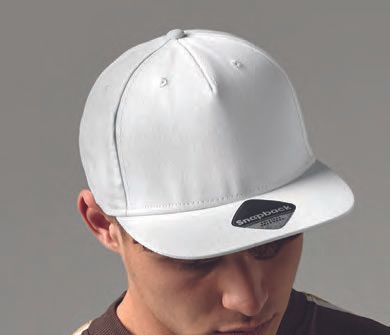 Ένας άντρας φοράει ένα λευκό καπέλο του μπέιζμπολ.