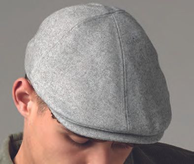 Ένας άντρας φοράει ένα γκρι σκουφάκι.