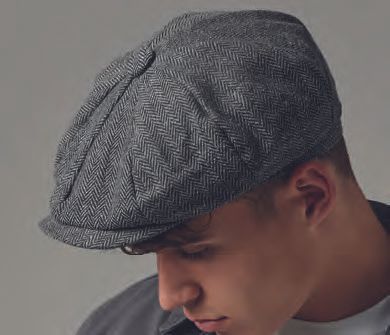 Ένας άντρας που φοράει γκρι καπέλο κοιτάζει κάτω.