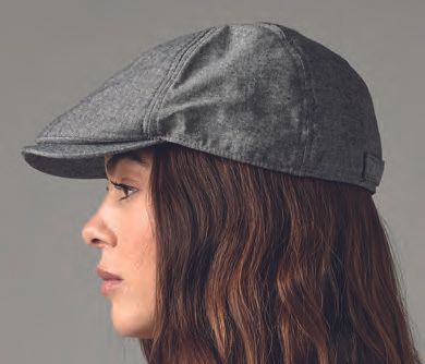 Μια γυναίκα φοράει ένα γκρι σκουφάκι.