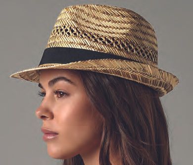 Μια γυναίκα που φοράει ψάθινο καπέλο με μαύρη λωρίδα