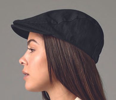 Μια γυναίκα που φοράει ένα μαύρο σκουφάκι με γείσο