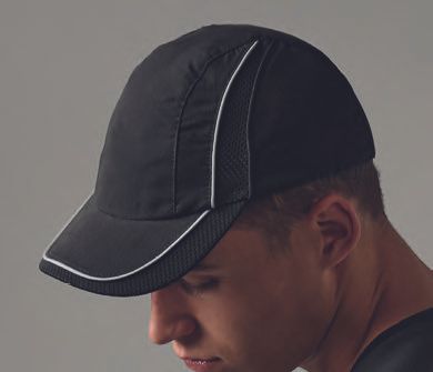 Ένας άντρας που φοράει ένα μαύρο καπέλο του μπέιζμπολ με μια άσπρη ρίγα στο γείσο