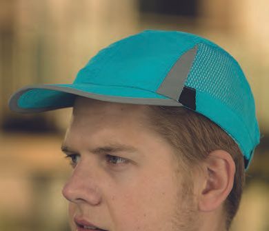 Ένας άντρας που φοράει ένα μπλε καπέλο του μπέιζμπολ κοιτάζει στο πλάι.