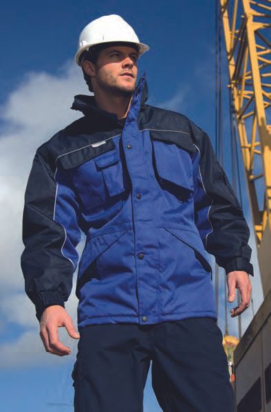 Ένας άντρας που φοράει κράνος και μπλε μπουφάν