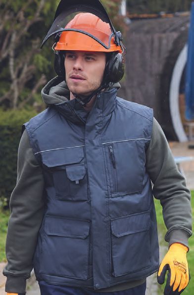 Ένας άντρας που φοράει κράνος, ακουστικά και γιλέκο.