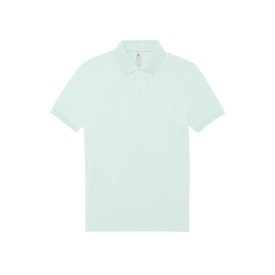 Ένα ανοιχτό μπλε πόλο μπλουζάκι με κοντά μανίκια και γιακά σε λευκό φόντο.