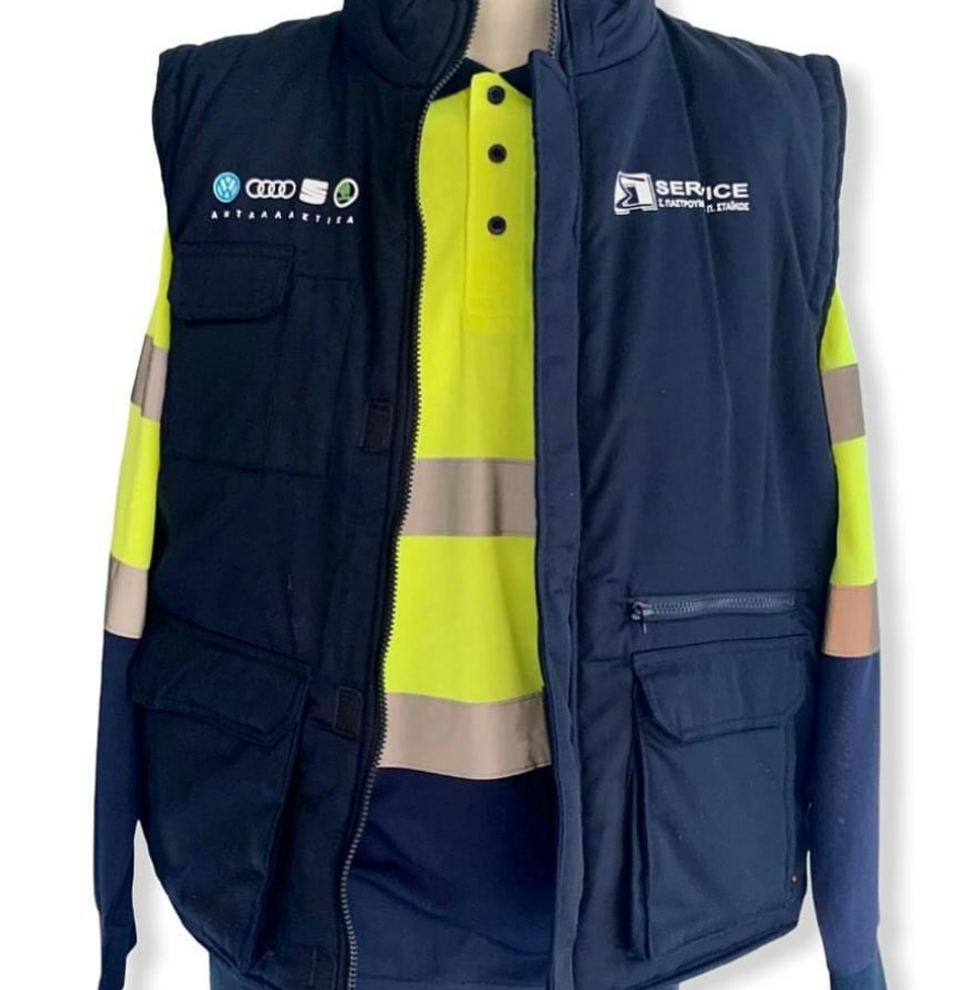 Ένας άντρας που φορά ένα μαύρο γιλέκο και ένα κίτρινο πουκάμισο πόλο