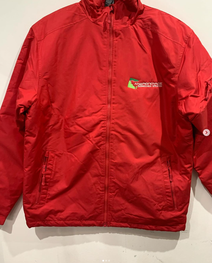 Ένα κόκκινο σακάκι κρέμεται σε έναν λευκό τοίχο