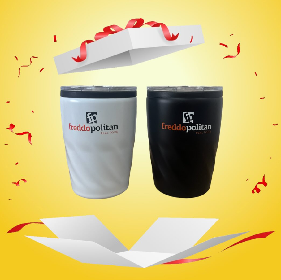 Δύο φλιτζάνια με τη λέξη freddopolitan πάνω τους