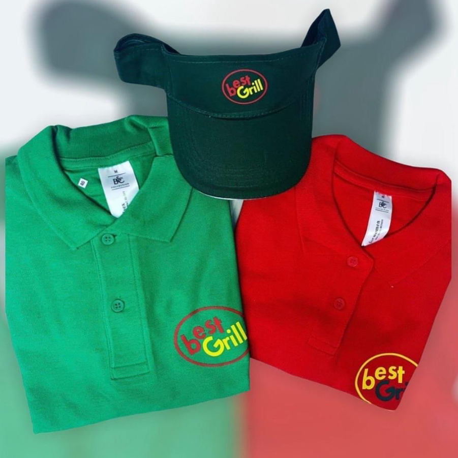 Ένα πράσινο πουκάμισο έχει τη λέξη grill πάνω του