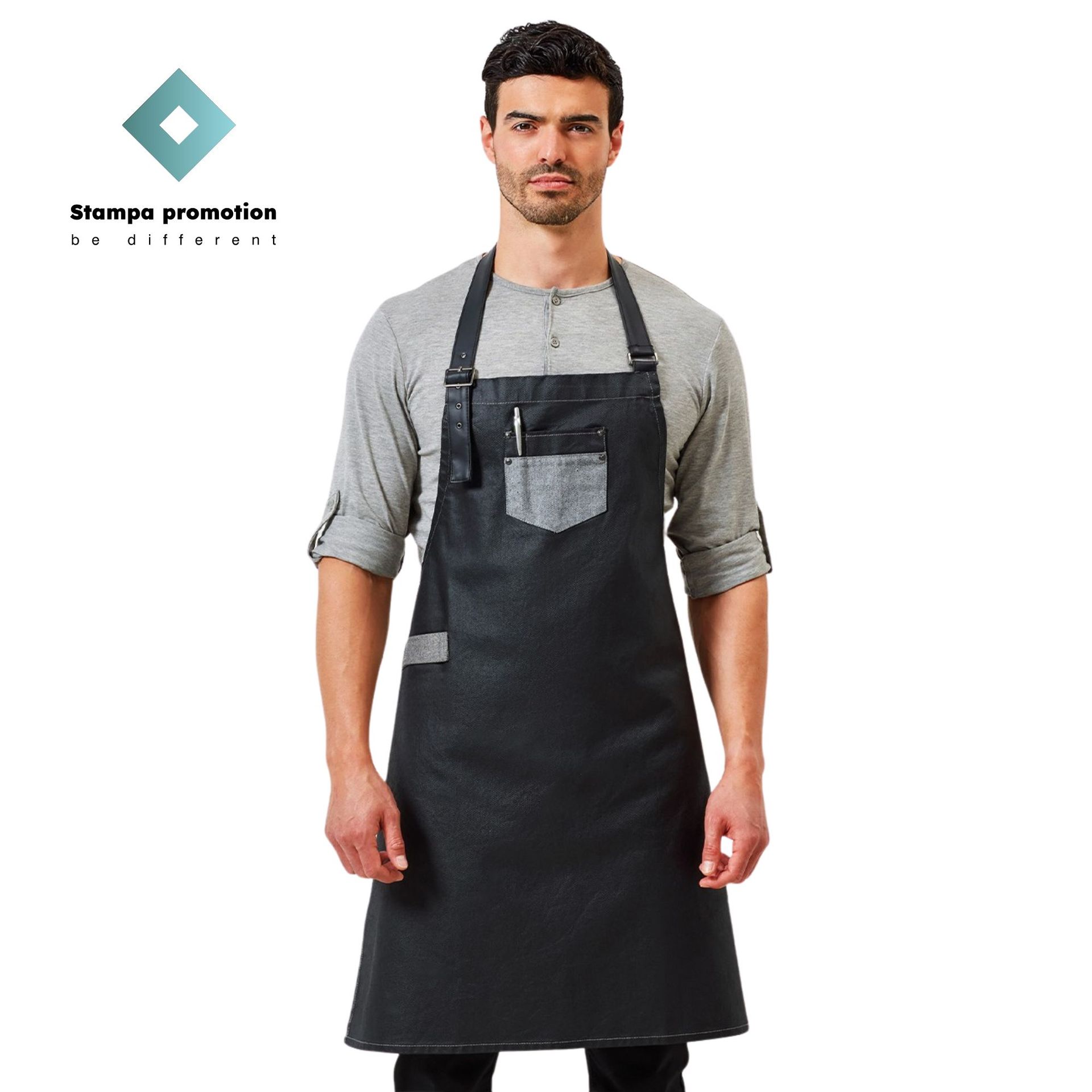 Ένας άντρας φοράει μια μαύρη ποδιά με μια τσέπη