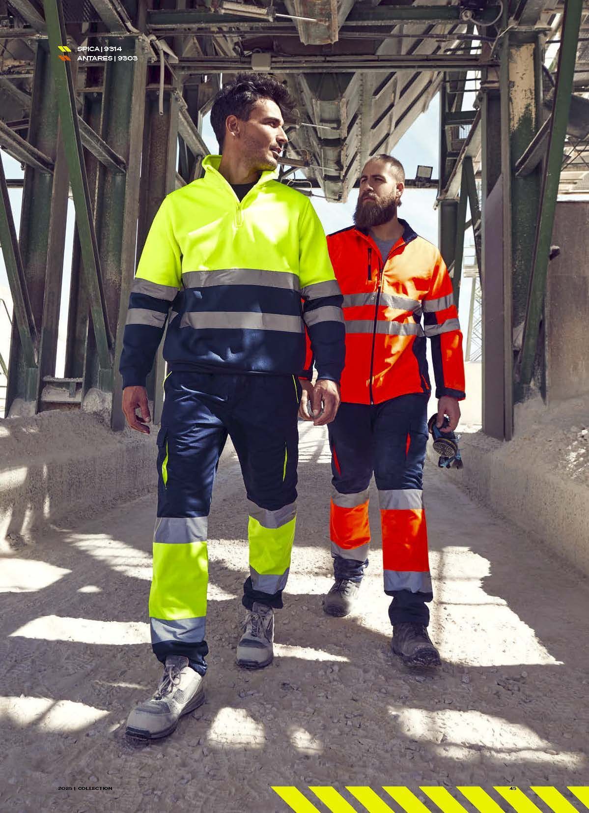 Δύο άντρες που φορούν γιλέκα ασφαλείας και παντελόνια κατεβαίνουν μια γέφυρα.