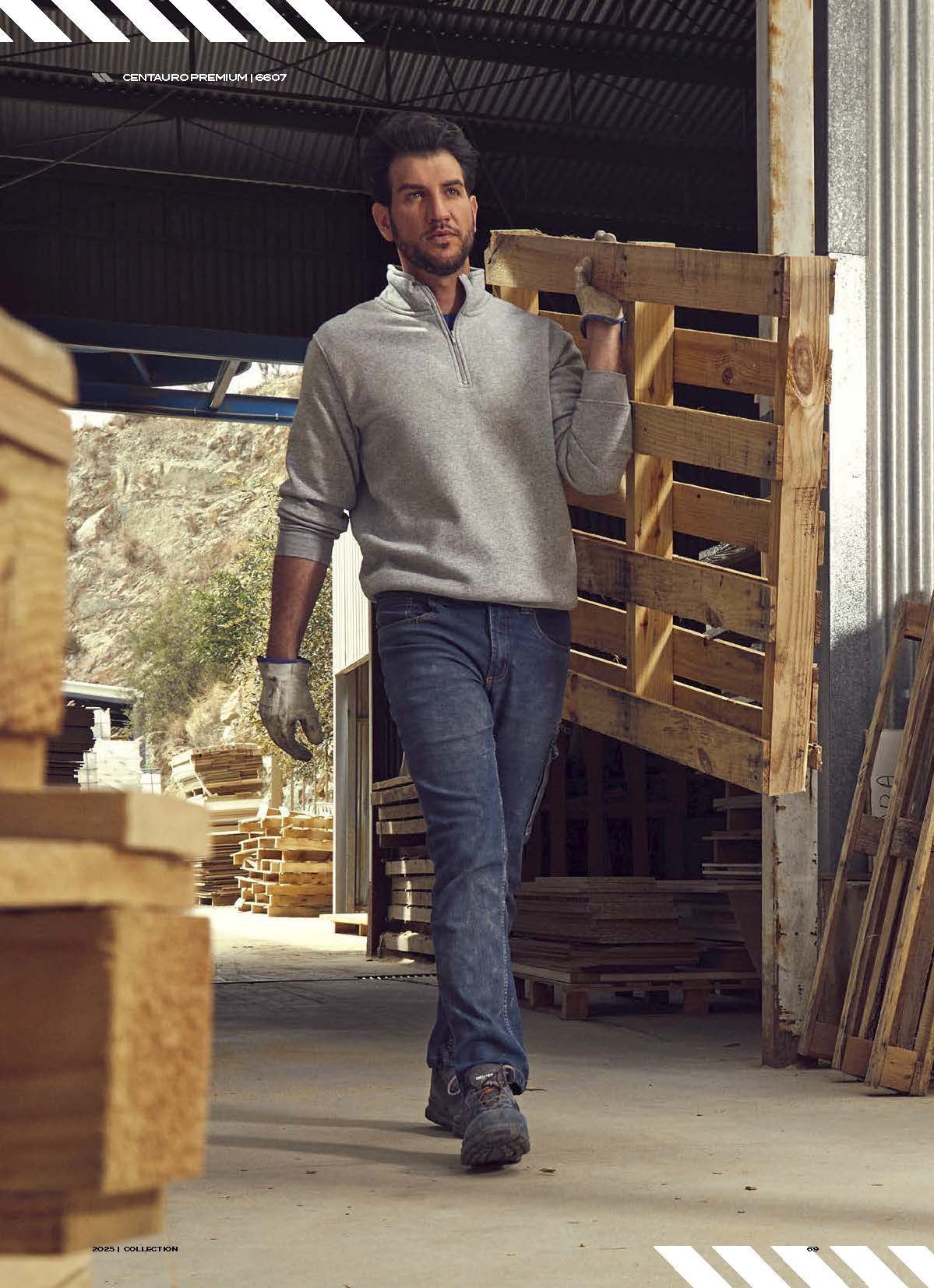 Ένας άντρας κουβαλάει μια ξύλινη παλέτα σε μια αποθήκη