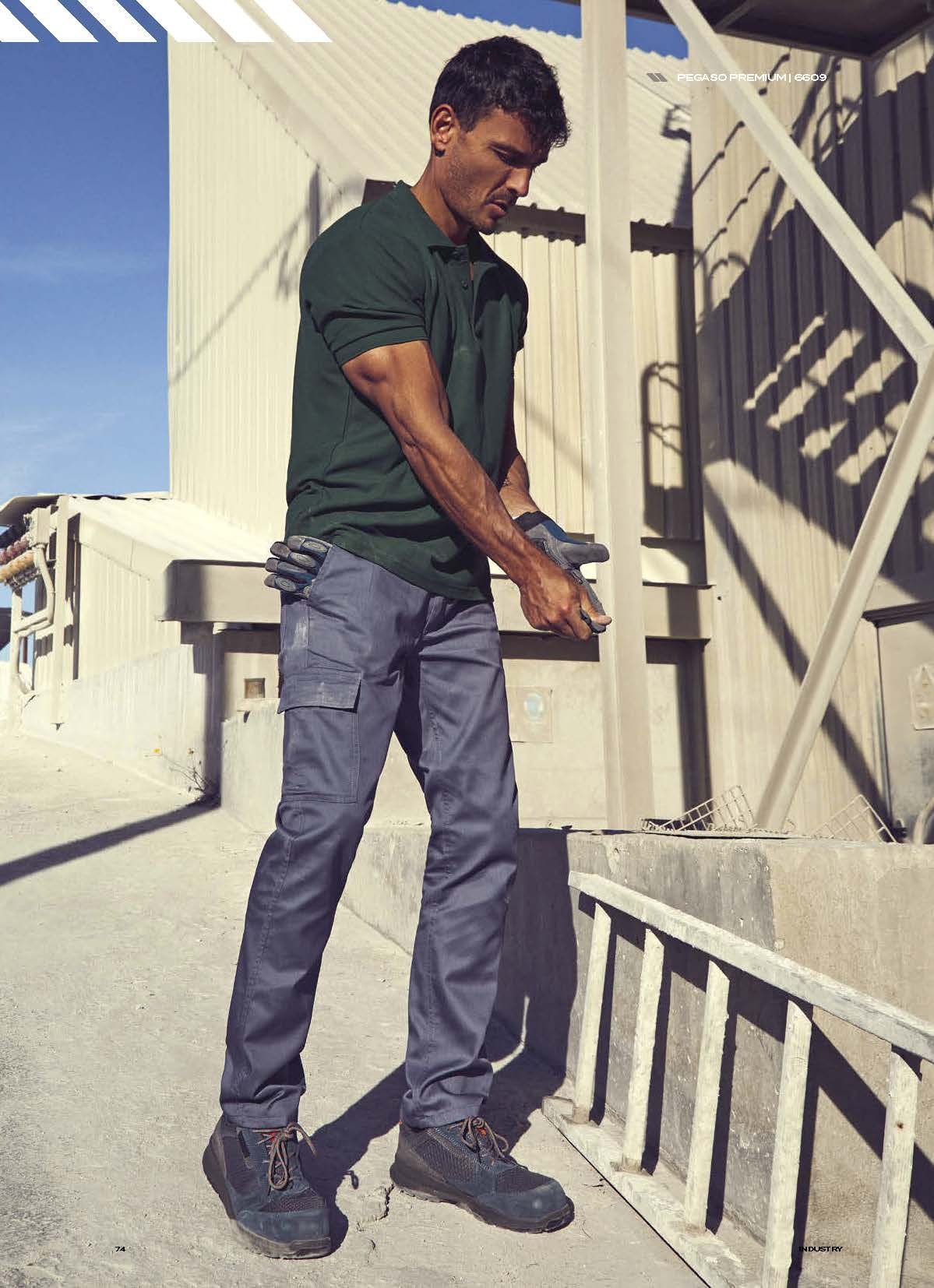 Ένας άντρας με πράσινο πουκάμισο στέκεται δίπλα σε μια σκάλα