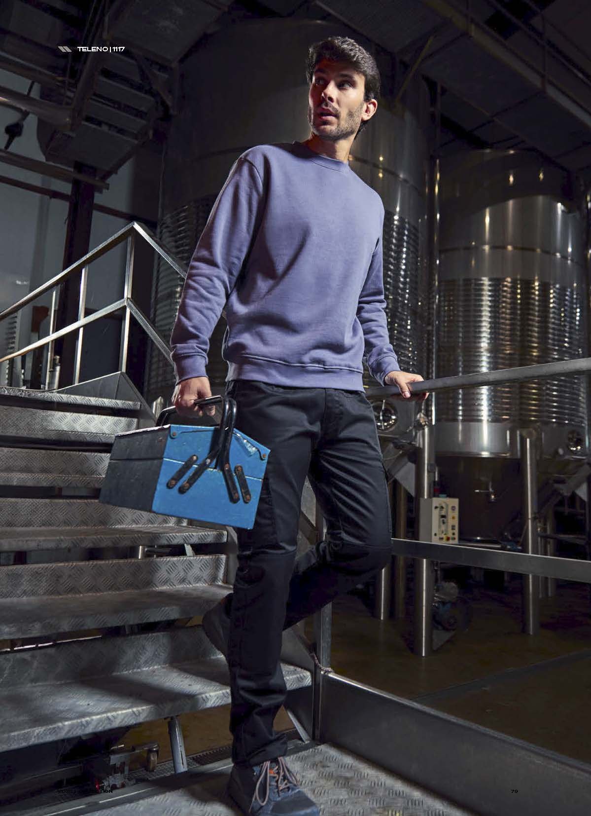 Ένας άντρας στέκεται σε μια σκάλα κρατώντας μια εργαλειοθήκη.