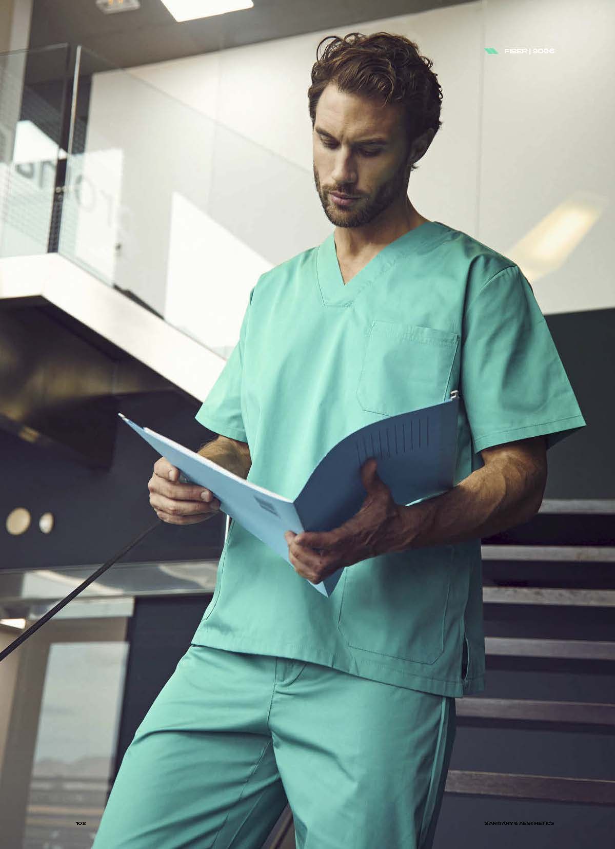 Ένας άντρας με στολή τρίψιμο κοιτάζει ένα πρόχειρο.