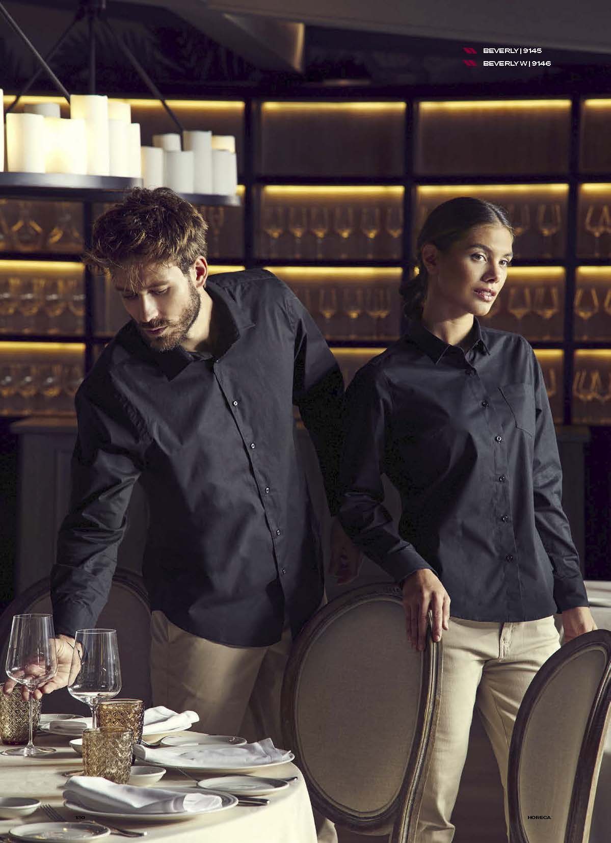 Ένας άντρας και μια γυναίκα στέκονται ο ένας δίπλα στον άλλον σε ένα εστιατόριο.