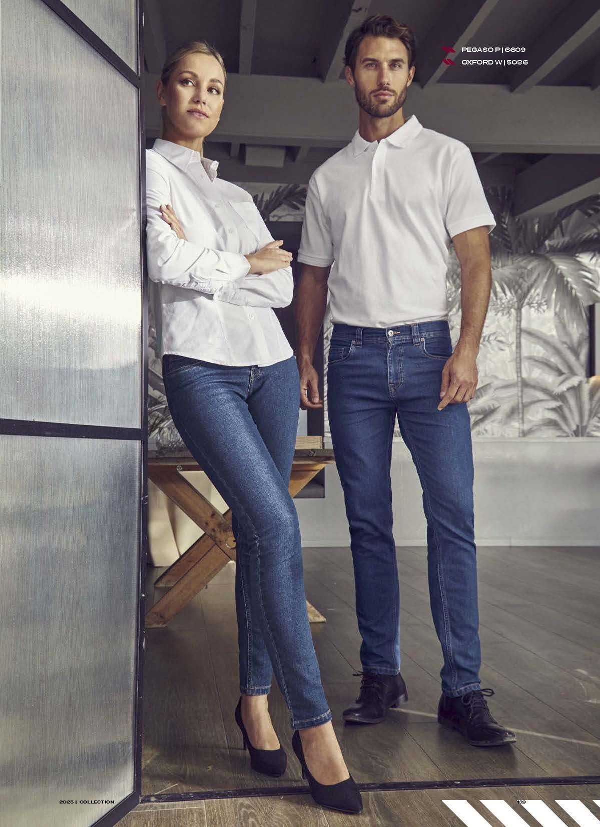 Ένας άντρας και μια γυναίκα στέκονται ο ένας δίπλα στον άλλον σε ένα δωμάτιο.