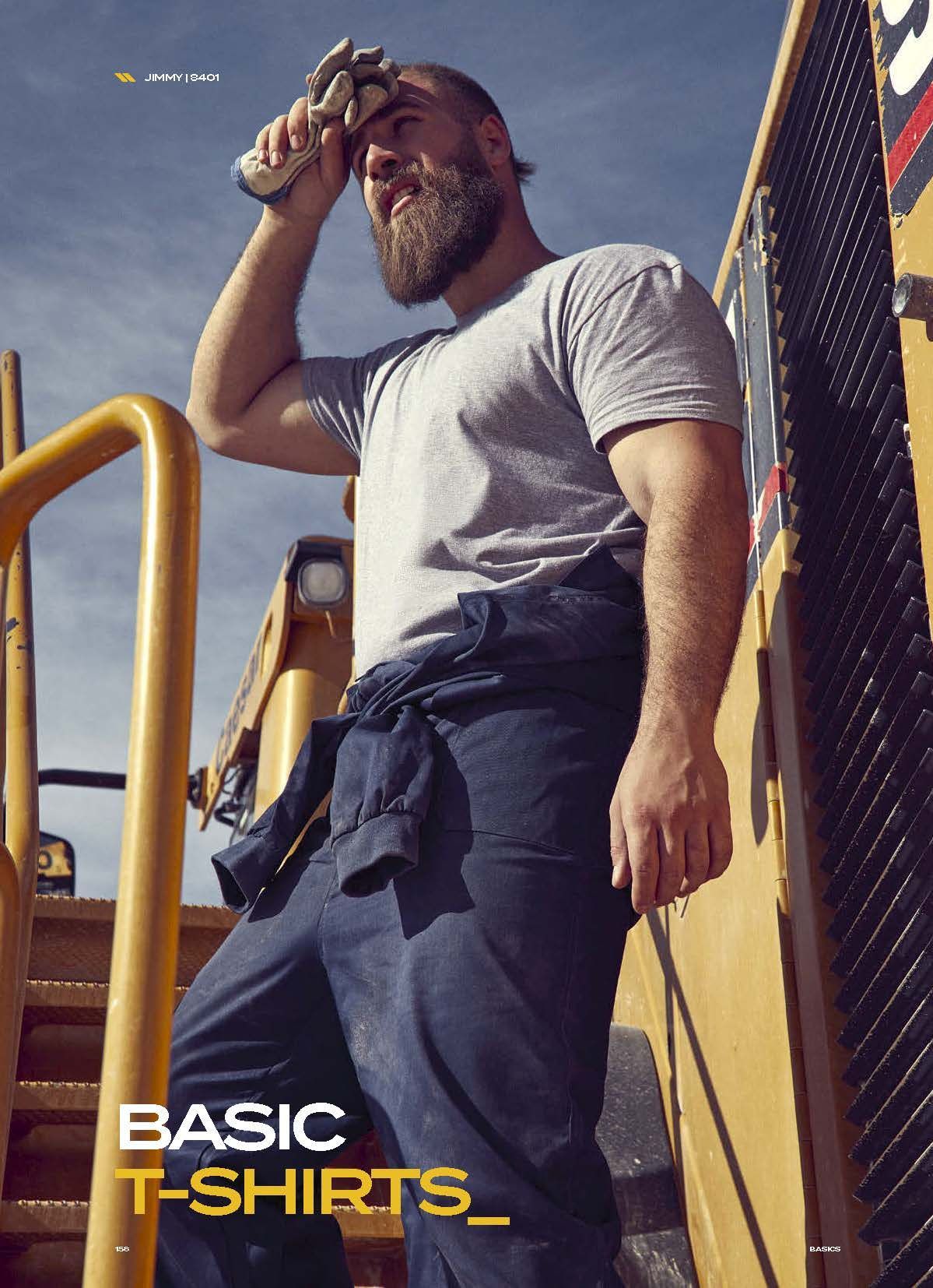 Ένας άντρας με γενειάδα φοράει ένα απλό μπλουζάκι