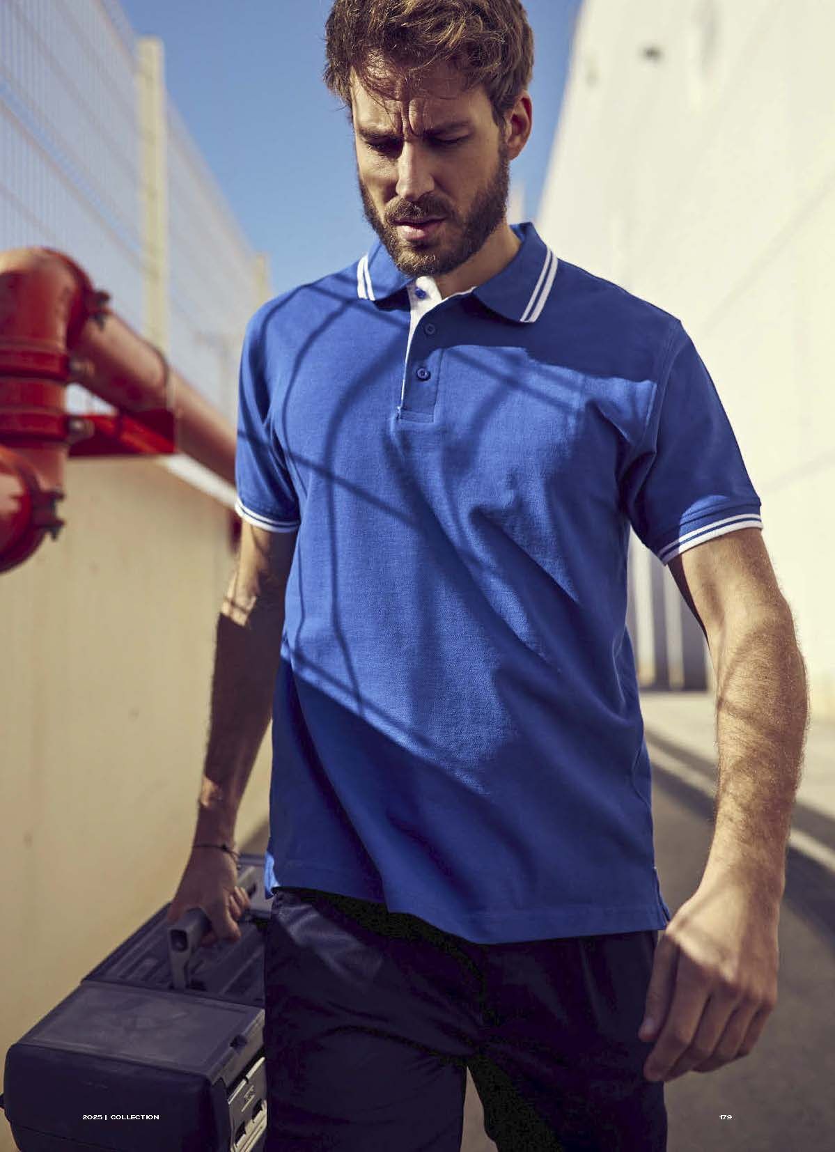 Ένας άντρας με μπλε πόλο κρατάει μια τσάντα