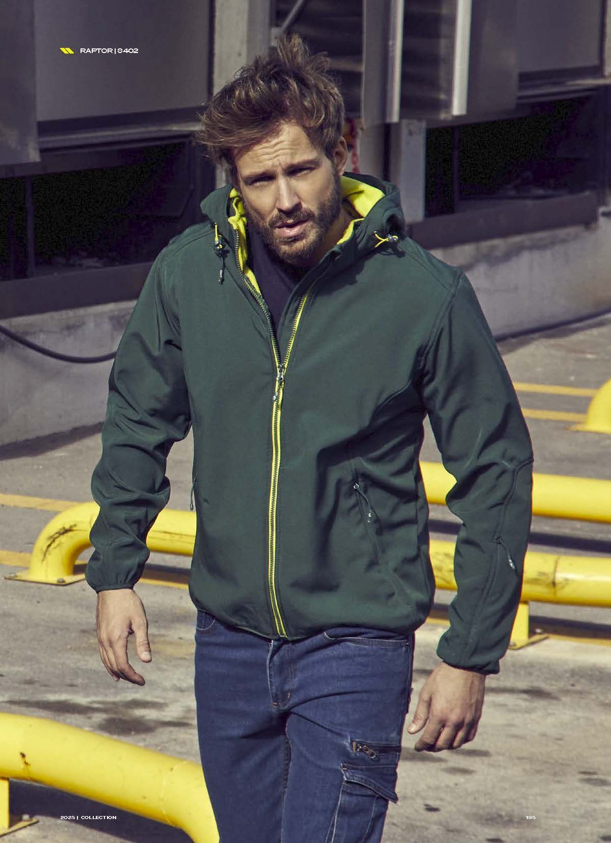 Ένας άντρας που φοράει πράσινο μπουφάν με κίτρινη κουκούλα