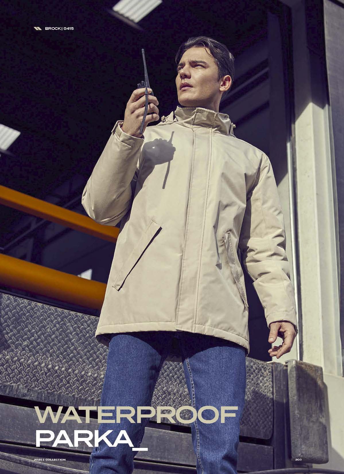 Ένας άντρας που φοράει αδιάβροχο παρκά μιλάει σε ένα φορητό ραδιοτηλέφωνο