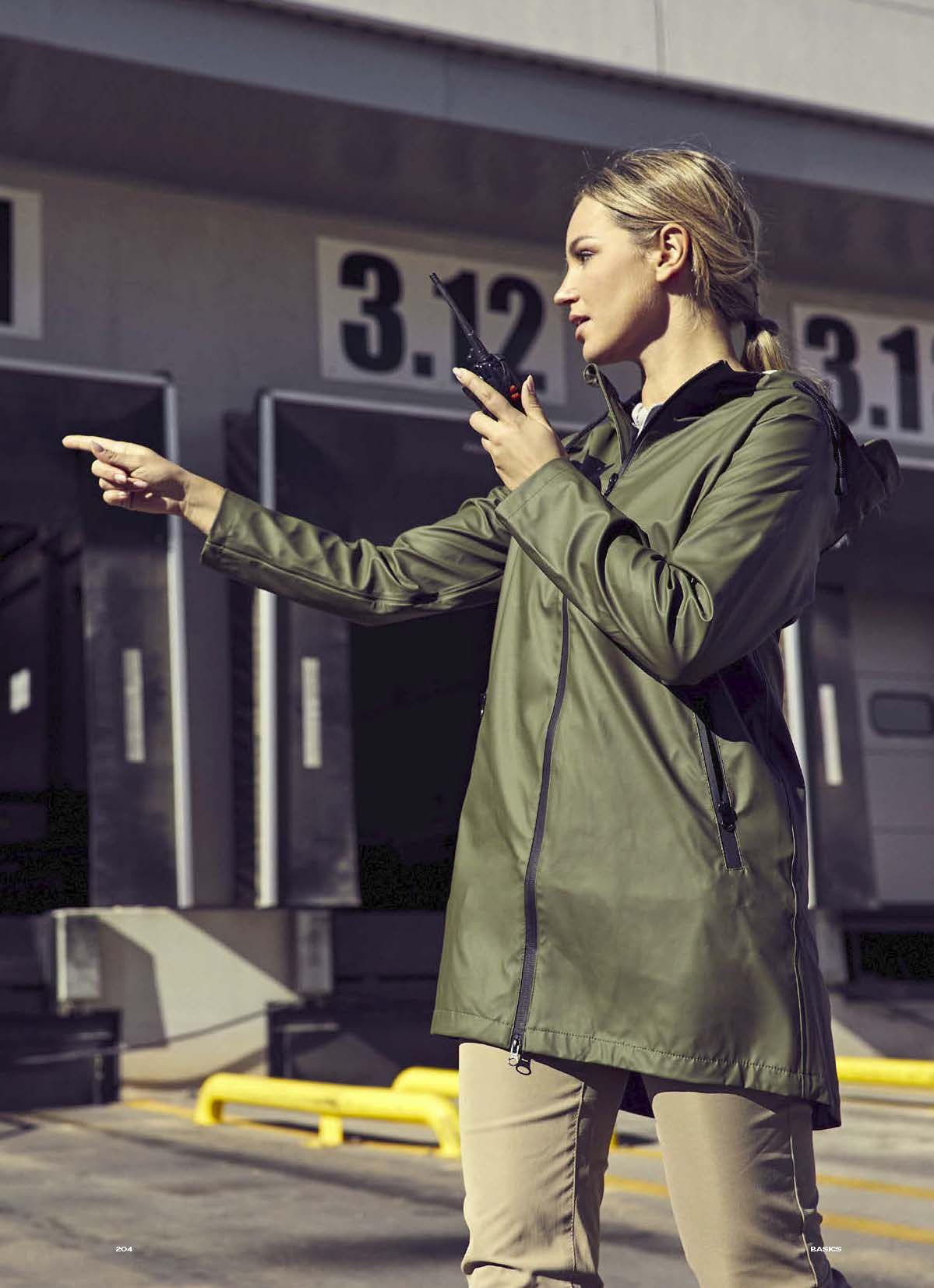 Μια γυναίκα με πράσινο σακάκι μιλάει σε ένα φορητό ραδιοτηλέφωνο