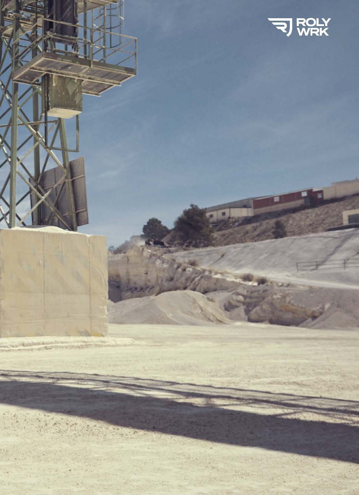 Μια φωτογραφία ενός χωματόδρομου με έναν πύργο στο φόντο