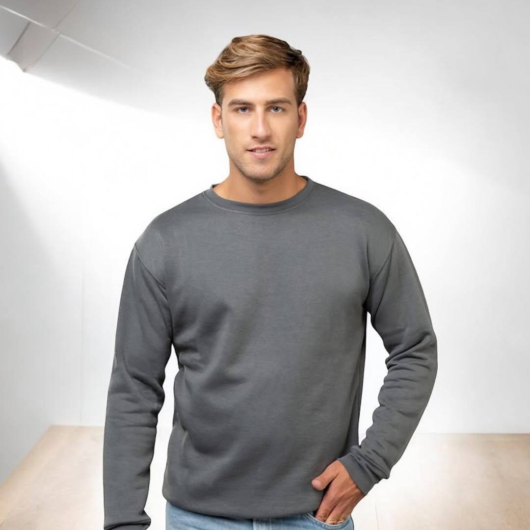 Ένας άντρας που φορά ένα γκρι φούτερ στέκεται με τα χέρια του στους γοφούς του