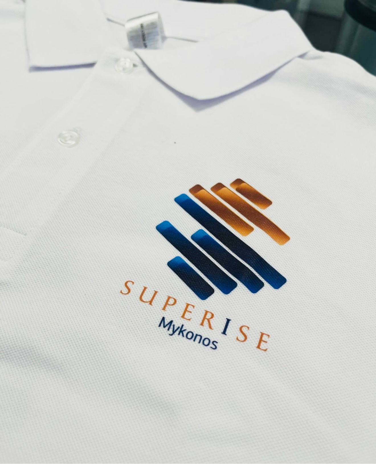 Αθήνα: διαφημιστικά μπλουζάκια με κέντημα λογότυπου για εταιρική ομάδα