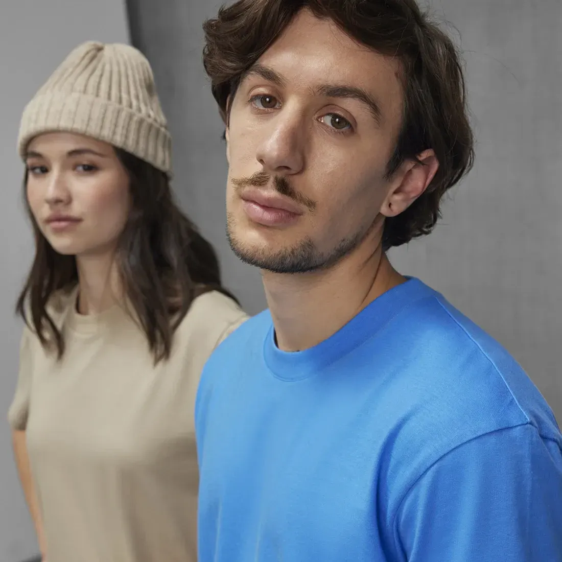 B&C #E220 TG002 heavyweight t-shirt από 100% sustainable βαμβάκι 220GSM με ενισχυμένη λαιμόκοψη, ιδανικό για premium εκτυπώσεις και street style
