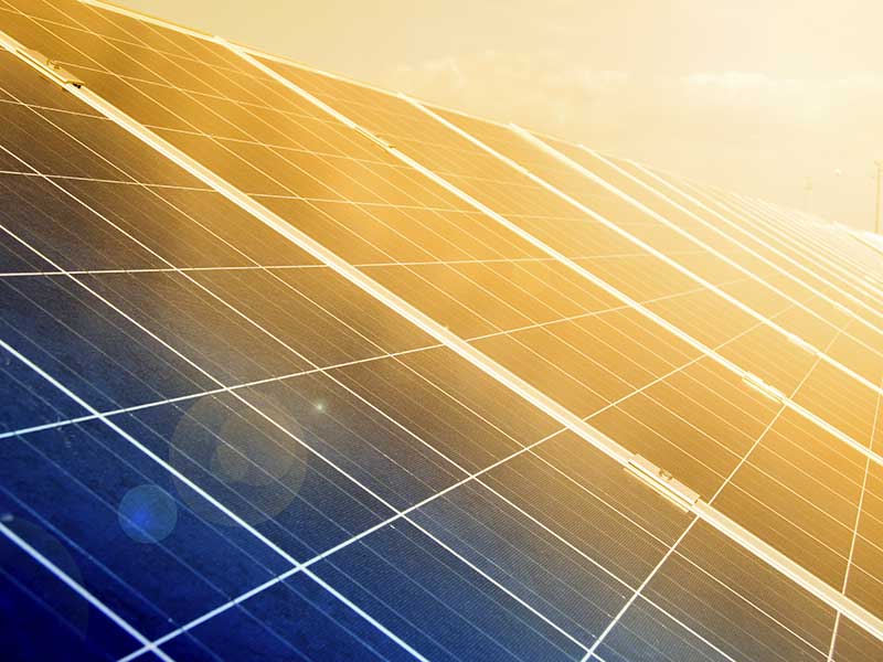 pannelli solari sul tetto di una abitazione