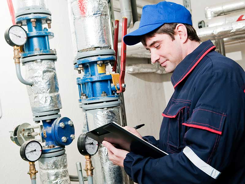 tecnico durante un intervento di manutenzione ordinaria