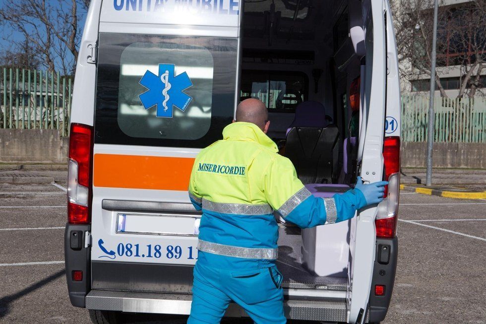 operatore apre sportello ambulanza