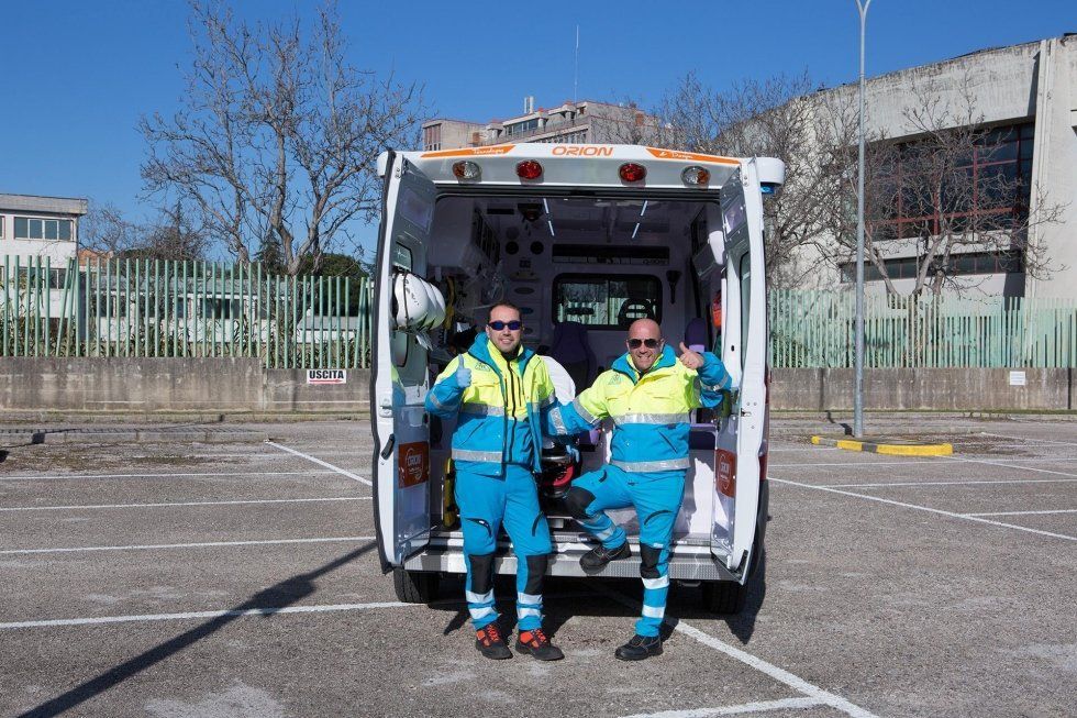 operatori all'interno di un'ambulanza