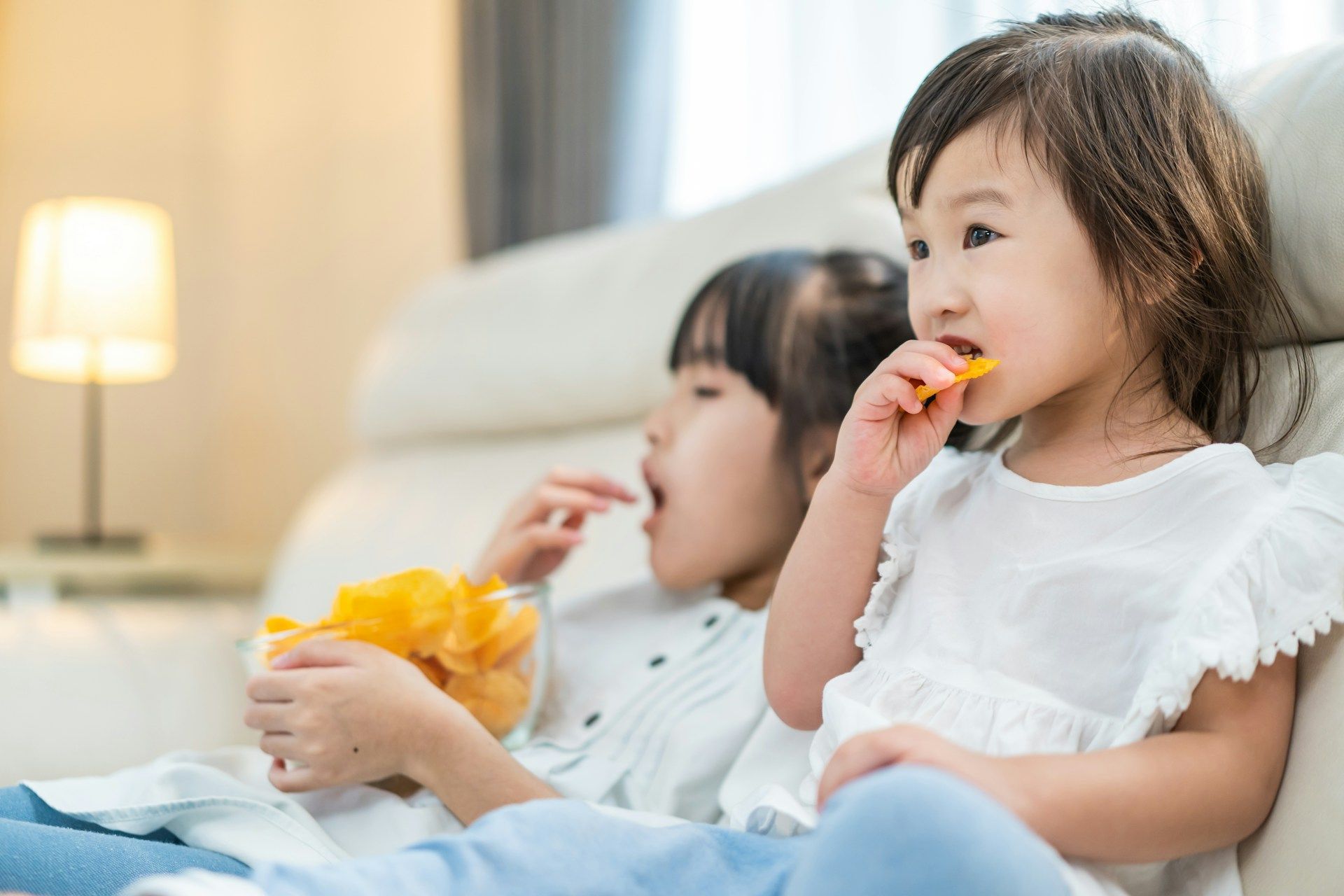 kids eating snacks