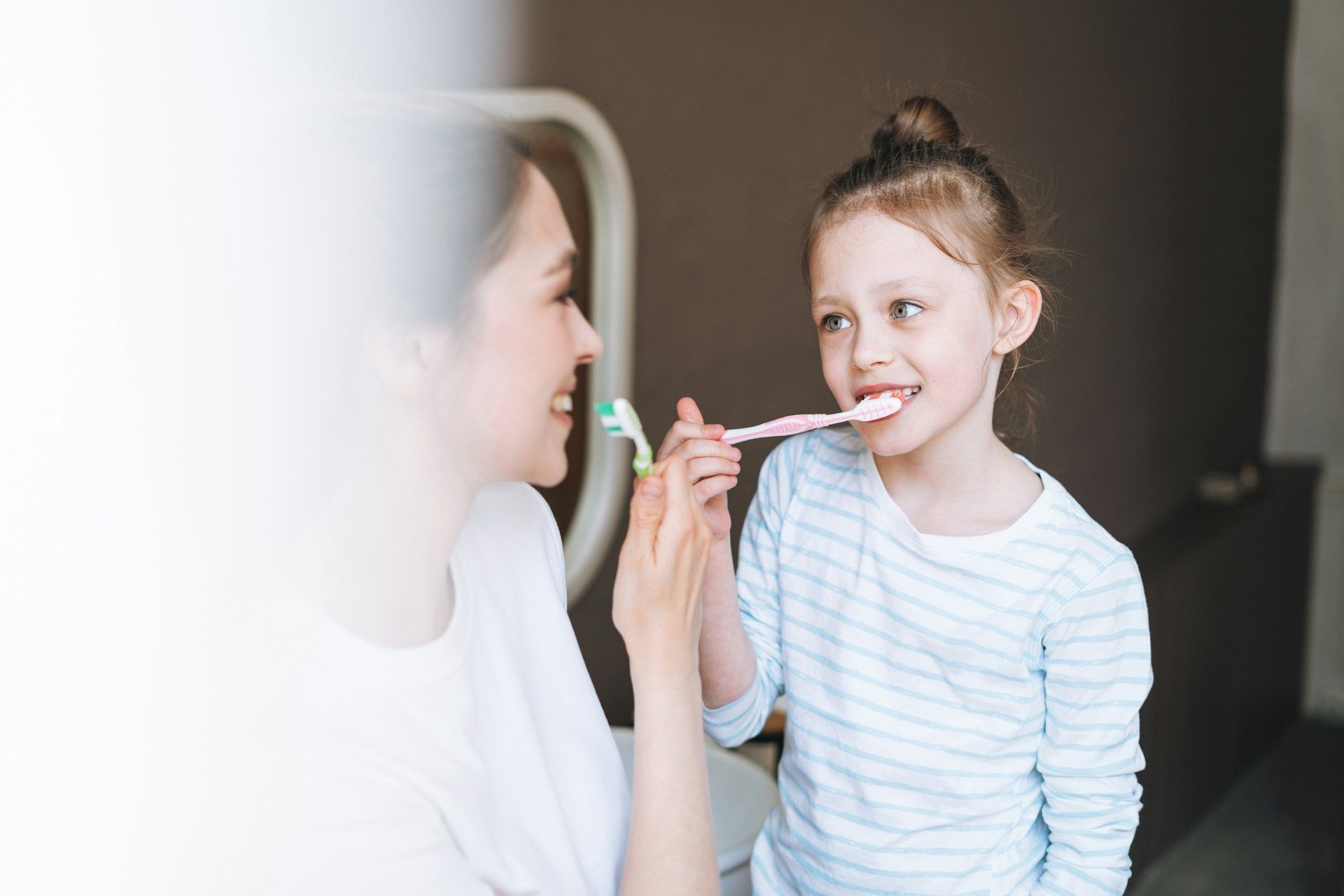 teaching kid brush teeth