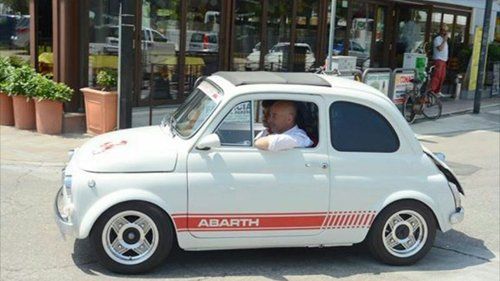auto 500 Abarth bianca classica parcheggiata