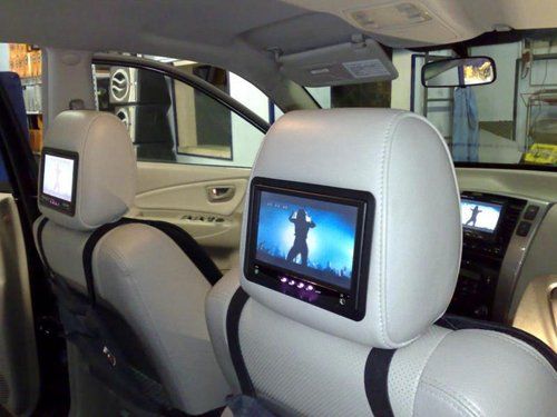 Monitor installati dietro i poggiatesta dei sedili di un'auto